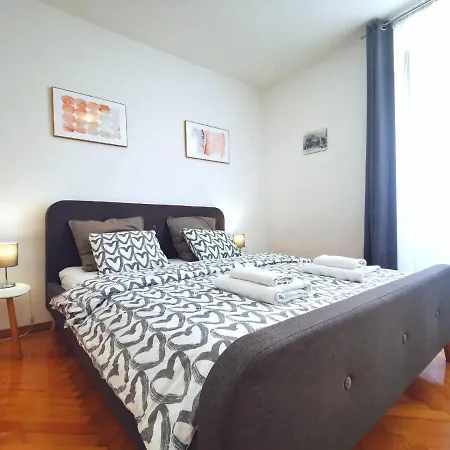 Апартаменти One Bedroom In The Old Town *