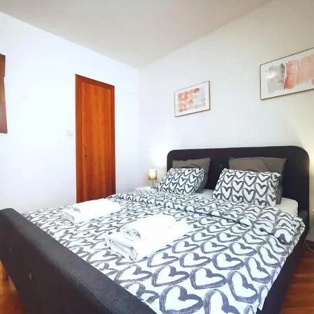 Апартаменти One Bedroom In The Old Town Спліт